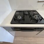 複数の料理を同時に調理できるガスコンロで効率よくお料理ができます。(キッチン) 複数の料理を同時に調理できるガスコンロで効率よくお料理ができます。(キッチン)