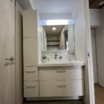 新調された洗面化粧台は収納力も抜群。清潔感のあるデザインで、朝の支度もスムーズに行えます。