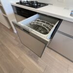 食洗器が後片付けをサポートし、家事の時短にもつながります。(キッチン) 食洗器が後片付けをサポートし、家事の時短にもつながります。(キッチン)