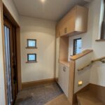 高さのあるシューズBOXがあります。小窓がたくさんあり、光も差し込み明るい玄関スペースです。(玄関)