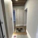 白を基調とした明るい玄関は、帰宅時にほっと心が和む空間。(玄関)