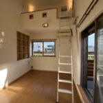 2F洋室6帖 ロフトのあるお部屋です。 南・西面に窓がありとても明るいお部屋です。 棚も設置されており、本棚や飾り棚にお使い頂けます。(内装)