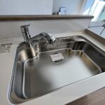 浄水器でいつでも安心・安全な水を使用可能です。(キッチン) 浄水器でいつでも安心・安全な水を使用可能です。(キッチン)