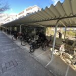 屋根付きの自転車置場を完備。雨の日も安心して駐輪でき、通勤・通学にも便利です。
