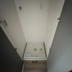 扉付きの洗濯機置き場は、使用していない時に扉を閉めることで生活感を隠せるスマートな設計。 扉付きの洗濯機置き場は、使用していない時に扉を閉めることで生活感を隠せるスマートな設計。