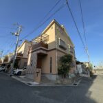 2004年3月築 4LDK+ロフト+屋根裏収納とゆとりのある間取です。駐車スペースも1台有ります。(外観)