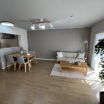 南向きの大きな窓から心地よい陽光が差し込むLDKは、明るく開放感あふれる空間。(内装)