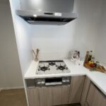 3口ガスコンロを新調。複数の料理を同時に調理でき、効率よくお料理を楽しめます。(キッチン)