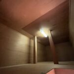 屋根裏収納があります。 ゆとりのある広さで、季節の物や大きな物を収納することができます。