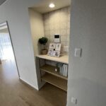 リビングの一角に設けられた飾り棚は、空間をおしゃれに演出するアクセント。(内装)