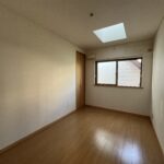2F洋室5.5帖 天窓があります。 奥行のあるクローゼットがあり、お部屋を広くお使い頂けます。(内装)
