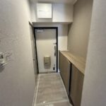 高さを抑えたシューズボックスは、圧迫感がなく玄関を広く見せてくれます。(玄関) 高さを抑えたシューズボックスは、圧迫感がなく玄関を広く見せてくれます。(玄関)