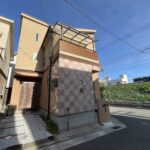 1台分の駐車場があります。 前面道路も広く、交通量も少ないのであわてず駐車して頂けます。