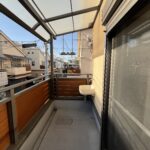 西側に面したバルコニーです。 屋根もあり雨の日も安心です。スロップシンクがあり便利です。