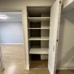 廊下には便利な収納スペースを設置。日用品や掃除道具、季節物の収納にもぴったりで、生活空間をすっきりと保てます。