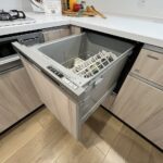 食洗機付きで、家事の時短を実現。食後の片付けもボタンひとつで完了し、手洗いでは落としにくい汚れもスッキリ。(キッチン)