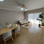 リビングは約15帖と広々としており、南向きのバルコニーから自然光がたっぷり入る明るい空間です。(内装)