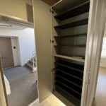 玄関には大容量の下駄箱を設置。(玄関)