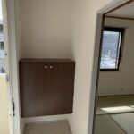 シューズBOXあります!下に少し収納を足せそうな作りです♪(玄関) シューズBOXあります!下に少し収納を足せそうな作りです♪(玄関)